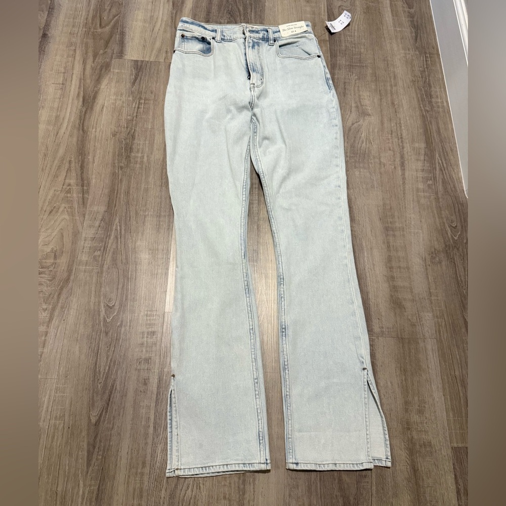 Abercrombie & Fitch Light Wash Ultra High Rise Slim Straight Jeans. Size 27